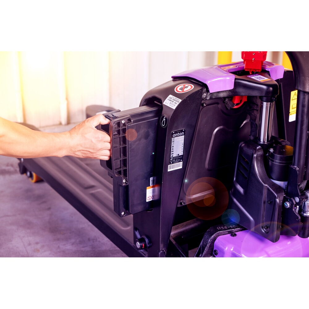 Immagine del prodotto n. 8: AntOn di Jungheinrich transpallet elettrico PTL 1.5 con ruote di supporto, extra largo per pallet speciali, portata 1.500 kg, lunghezza forche 1.150 mm