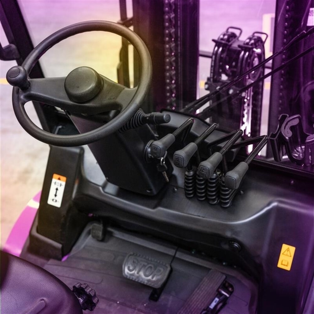 Immagine del prodotto n. 7: AntOn by Jungheinrich carrello elevatore elettrico CBH 2.5 con montante telescopico triplo, altezza di sollevamento 4.800 mm, portata 2.500 kg, cabina protettiva contro le intemperie Eco, incluso il caricabatteria esterno da 80 V, 60 A, CEE, 5 poli