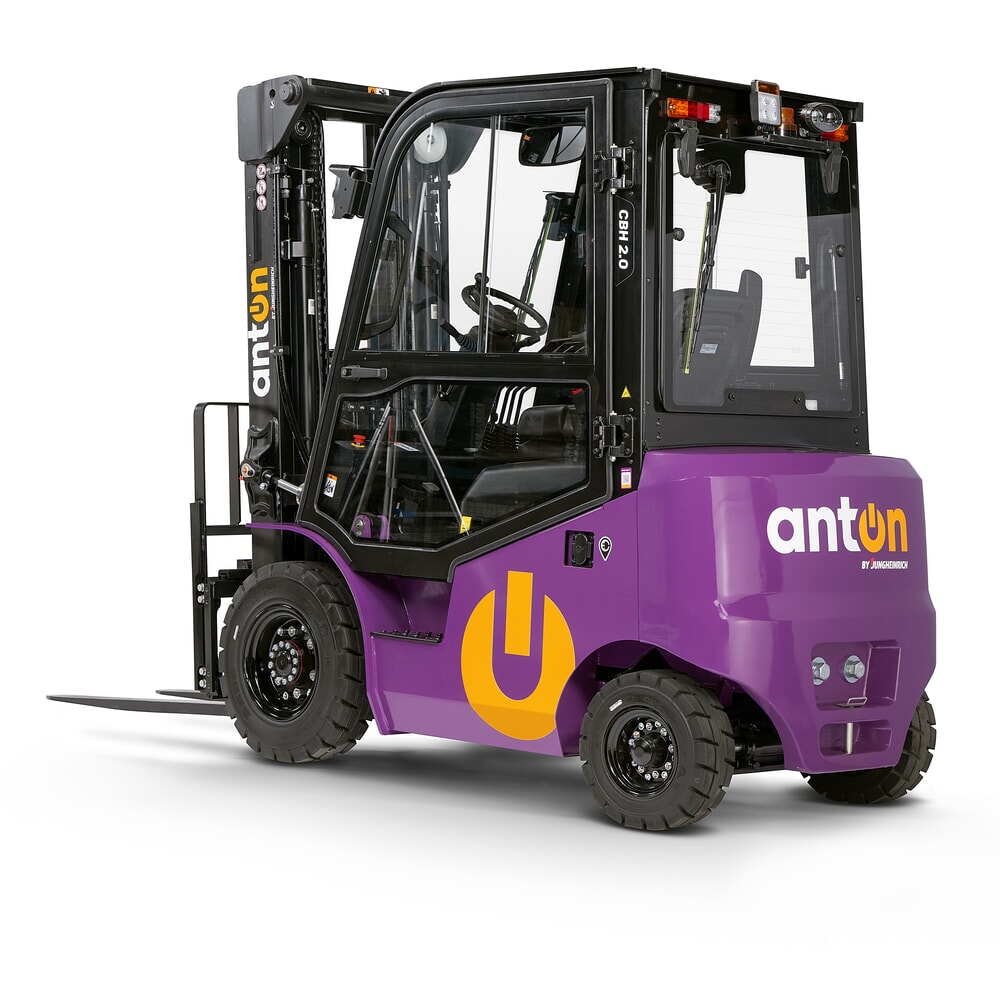 Immagine del prodotto n. 7: AntOn by Jungheinrich carrello elevatore elettrico CBH 2.0 con montante telescopico triplo, altezza di sollevamento 4.800 mm, portata 2.000 kg, cabina protettiva contro le intemperie Comfort, incl. caricabatterie incorporato