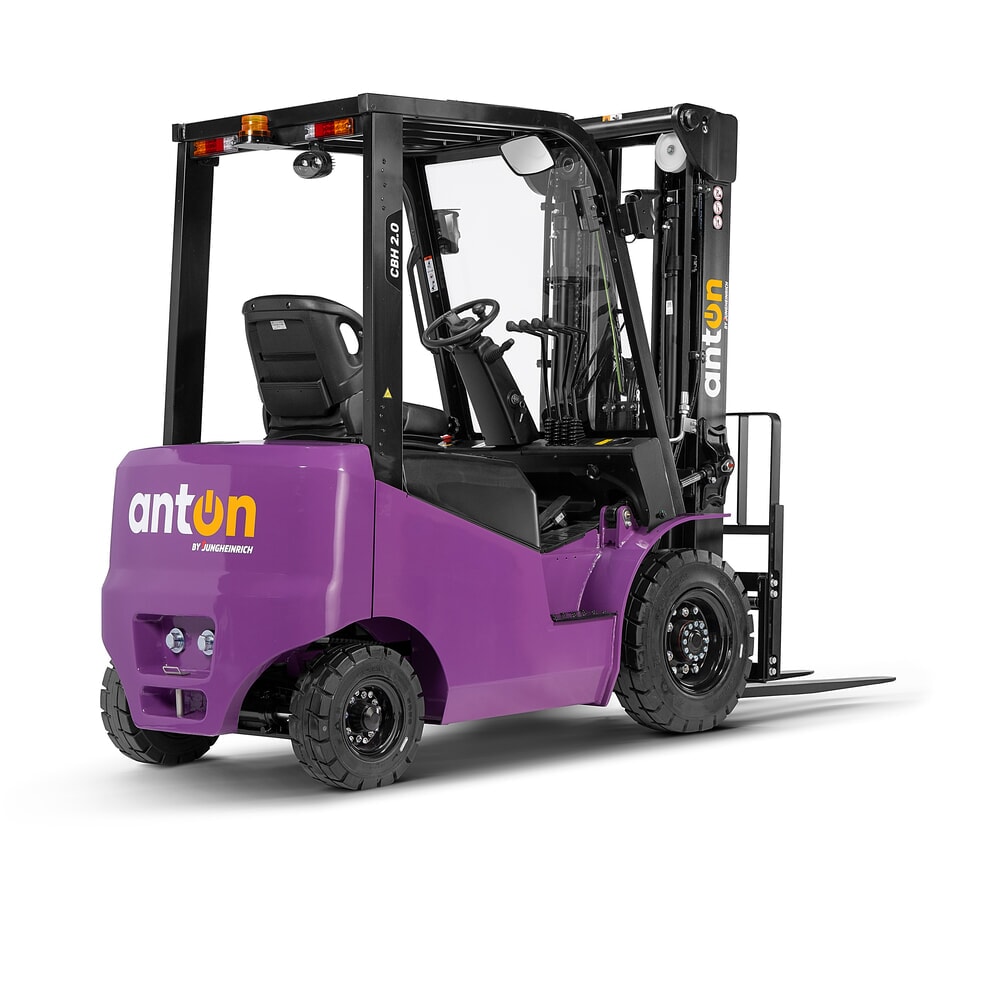 Immagine del prodotto n. 10: AntOn by Jungheinrich carrello elevatore elettrico CBH 2.0 con montante telescopico triplo, altezza di sollevamento 4.800 mm, portata 2.000 kg, cabina protettiva contro le intemperie Eco, incl. caricabatterie incorporato