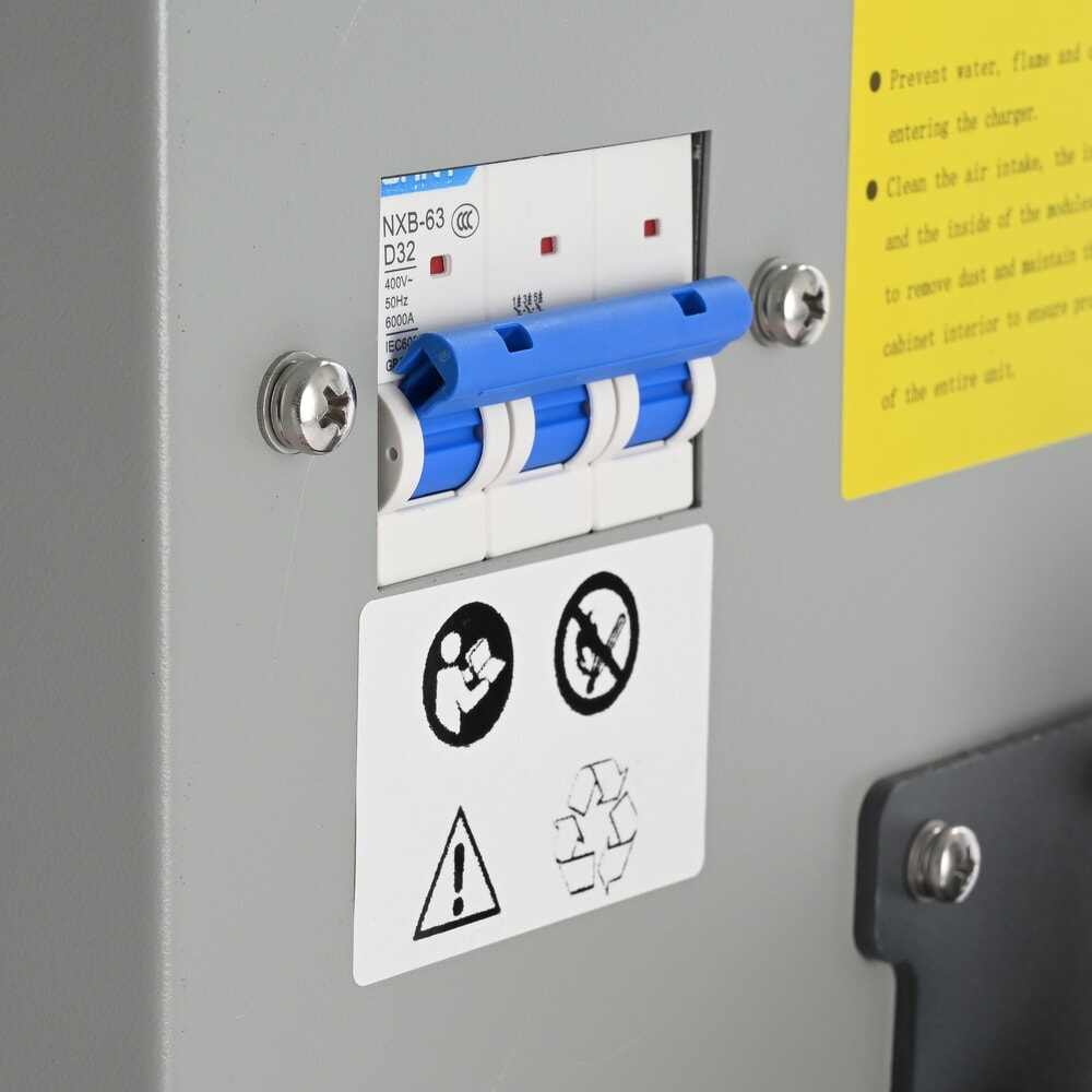 Immagine del prodotto n. 3: Caricabatteria esterno D400, 80 V, 100 A, CEE rosso 32 A, 4 poli - 3P+E per carrello elevatore elettrico AntOn by Jungheinrich CBH 2.0