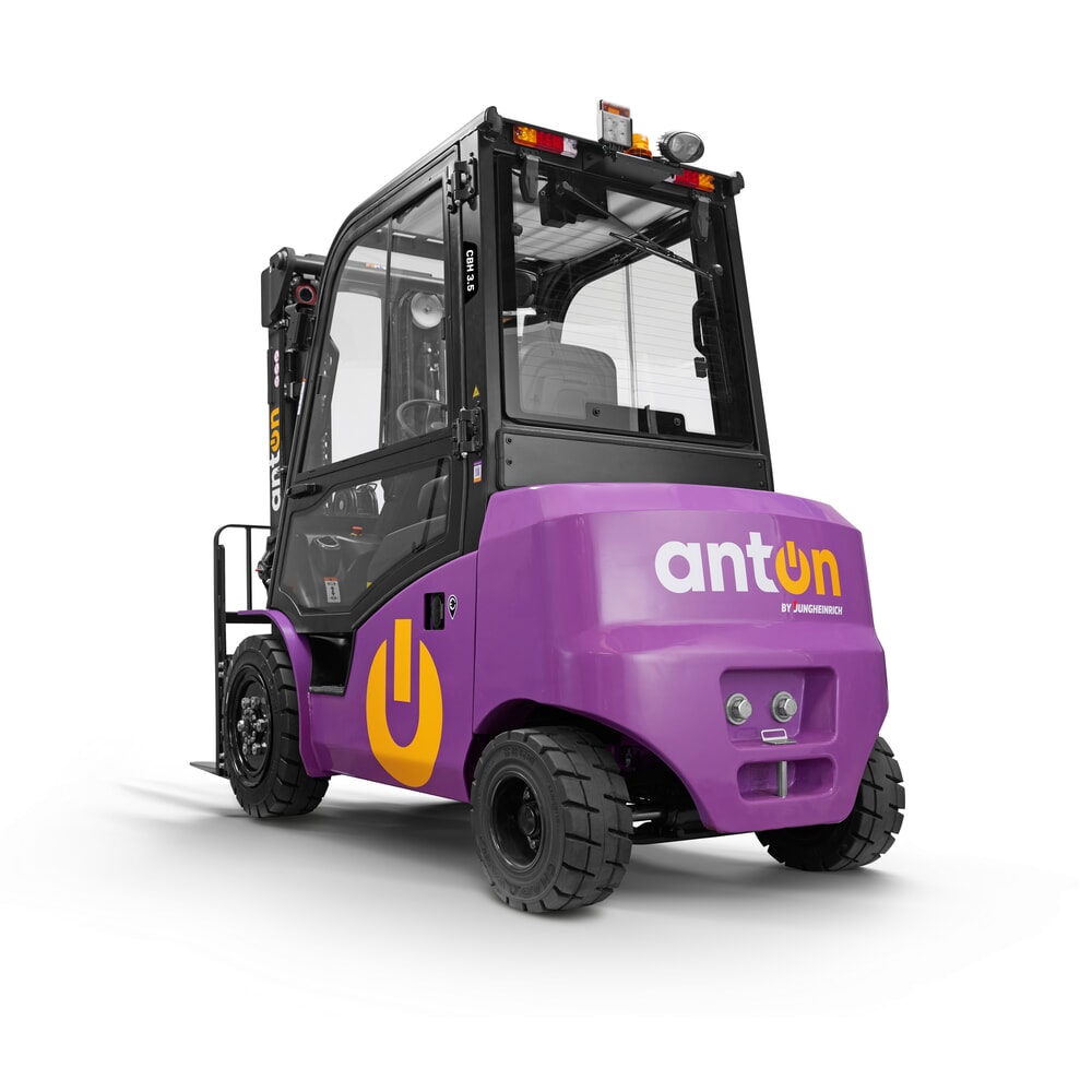 Immagine del prodotto n. 2: AntOn by Jungheinrich carrello elevatore elettrico CBH 3.5 con montante telescopico triplo, altezza di sollevamento 4.800 mm, portata 3.500 kg, cabina protettiva contro le intemperie Comfort, incluso il caricabatteria esterno da 80 V, 60 A, CEE, 5 poli