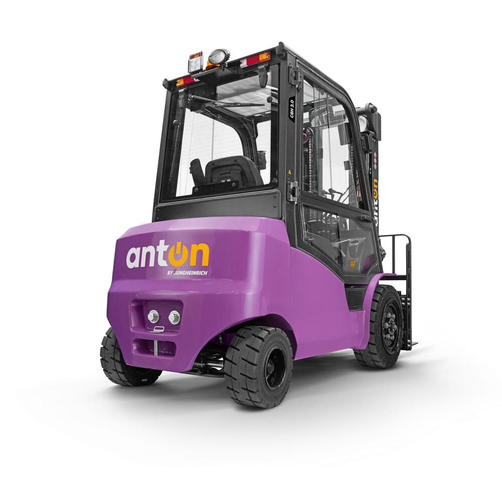 Immagine del prodotto n. 3: AntOn by Jungheinrich carrello elevatore elettrico CBH 3.5 con montante telescopico triplo, altezza di sollevamento 4.800 mm, portata 3.500 kg, cabina protettiva contro le intemperie Comfort, incluso il caricabatteria esterno da 80 V, 60 A, CEE, 5 poli
