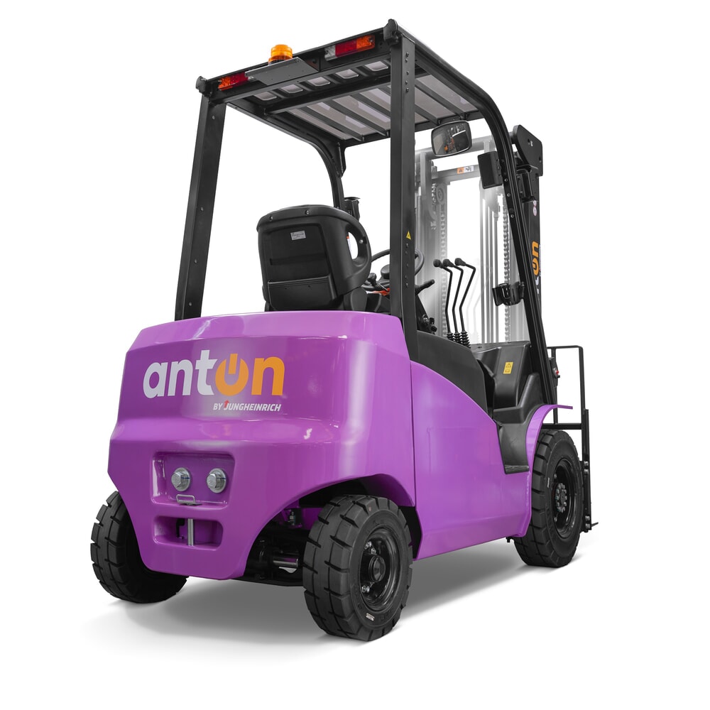 Immagine del prodotto n. 3: AntOn by Jungheinrich carrello elevatore elettrico CBH 3.5 con montante telescopico triplo, altezza di sollevamento 4.800 mm, portata 3.500 kg, cabina protettiva contro le intemperie Eco, incluso il caricabatteria esterno da 80 V, 60 A, CEE, 5 poli