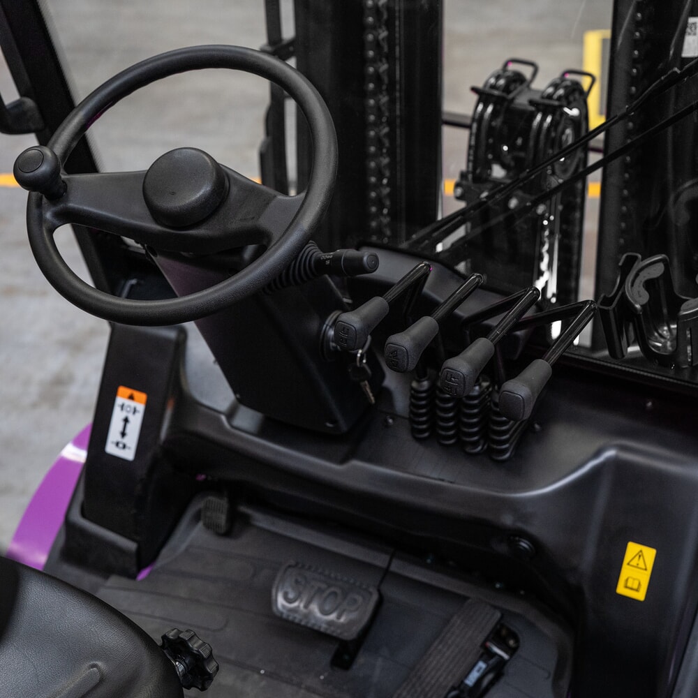 Immagine del prodotto n. 10: Carrello elevatore elettrico AntOn by Jungheinrich CBH 2.5 con montante telescopico triplo, altezza di sollevamento 4.800 mm, portata 2.500 kg, cabina protettiva contro le intemperie Comfort, incl. caricabatterie esterno 80 V, 60 A, CEE, 4 poli