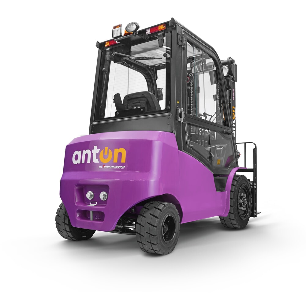 Immagine del prodotto n. 2: Carrello elevatore elettrico AntOn di Jungheinrich CBH 3.0 con montante telescopico triplo, altezza di sollevamento 4.800 mm, portata 3.000 kg, cabina protettiva contro le intemperie Comfort, incl. caricabatterie esterno 80 V, 60 A, CEE, 4 poli