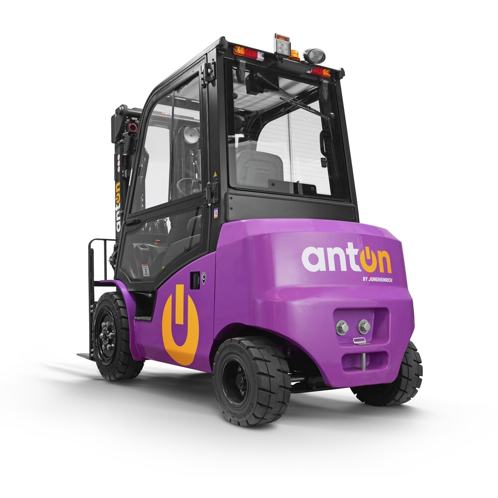 Immagine del prodotto n. 4: Carrello elevatore elettrico AntOn di Jungheinrich CBH 3.0 con montante telescopico triplo, altezza di sollevamento 4.800 mm, portata 3.000 kg, cabina protettiva contro le intemperie Comfort, incl. caricabatterie esterno 80 V, 60 A, CEE, 4 poli