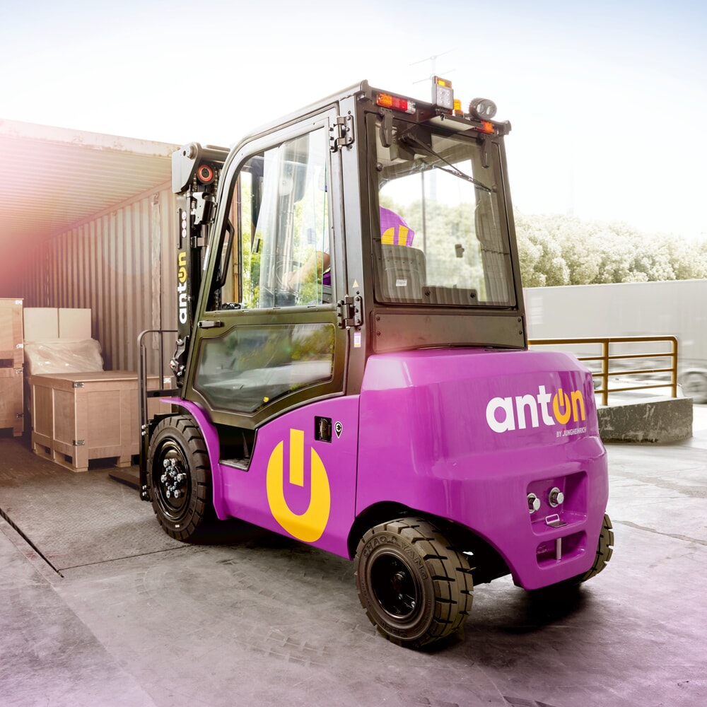 Immagine del prodotto n. 9: Carrello elevatore elettrico AntOn di Jungheinrich CBH 3.0 con montante telescopico triplo, altezza di sollevamento 4.800 mm, portata 3.000 kg, cabina protettiva contro le intemperie Comfort, incl. caricabatterie esterno 80 V, 60 A, CEE, 4 poli