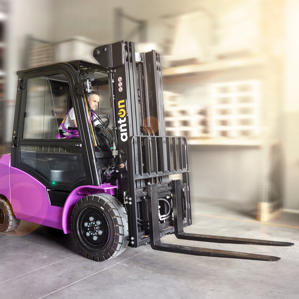 Immagine del prodotto n. 10: Carrello elevatore elettrico AntOn di Jungheinrich CBH 3.0 con montante telescopico triplo, altezza di sollevamento 4.800 mm, portata 3.000 kg, cabina protettiva contro le intemperie Comfort, incl. caricabatterie esterno 80 V, 60 A, CEE, 4 poli