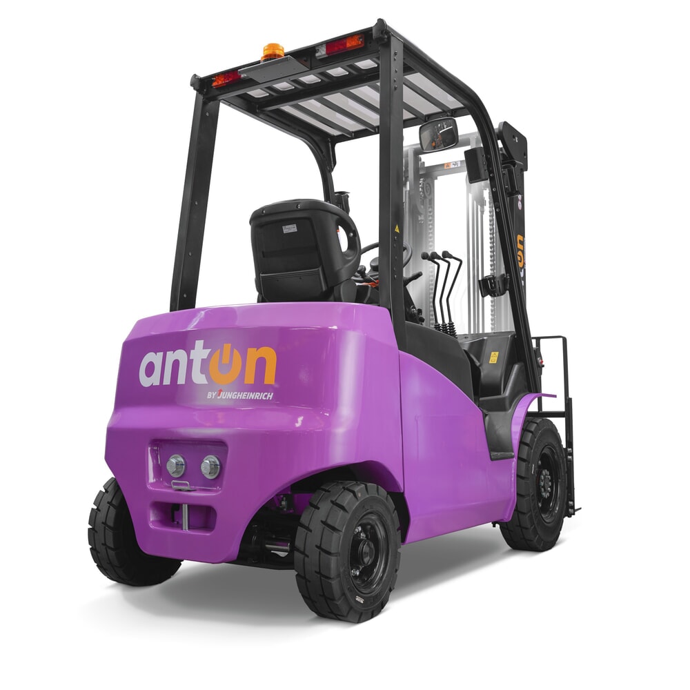Immagine del prodotto n. 2: Carrello elevatore elettrico AntOn di Jungheinrich CBH 2.5 con montante telescopico triplo, altezza di sollevamento 4.800 mm, portata 2.500 kg, cabina protettiva contro le intemperie Eco, incl. caricabatterie esterno 80 V, 60 A, CEE, 5 poli