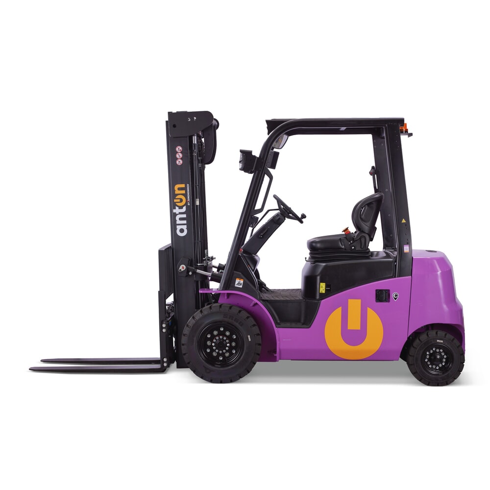 Immagine del prodotto n. 1: Carrello elevatore elettrico AntOn di Jungheinrich CBH 2.5 con montante telescopico triplo, altezza di sollevamento 4.800 mm, portata 2.500 kg, cabina protettiva contro le intemperie Eco, incl. caricabatterie esterno 80 V, 60 A, CEE, 5 poli