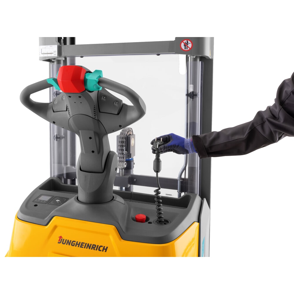 Immagine del prodotto n. 2: Carrello elevatore elettrico Jungheinrich ERC 110i ZZ con piattaforma di stazionamento, montante doppio telescopico, altezza di sollevamento 3.900 mm, portata 1.000 kg, impianto idraulico proporzionale