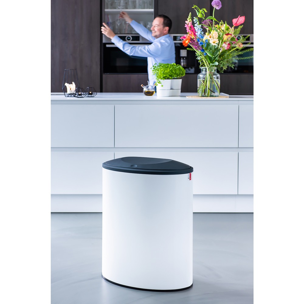 Immagine del prodotto n. 8: Contenitore per rifiuti di design LUNE Binc, bianco, nero, con coperchio chiuso