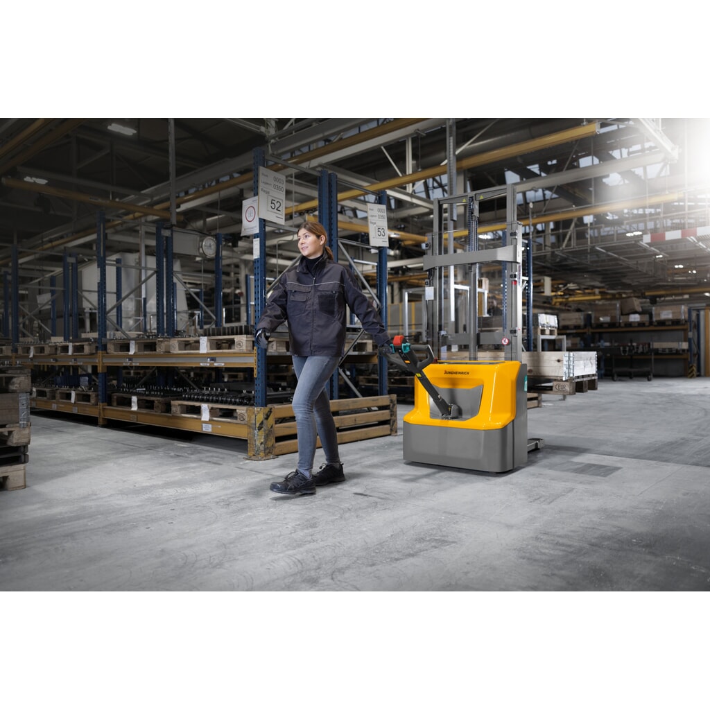 Jungheinrich stoccatore elettrico AMC 12, doppio montante telescopico, altezza di sollevamento 2.600 mm, portata 1.200 kg Immagine del prodotto n. 7: Jungheinrich stoccatore elettrico AMC 12, doppio montante telescopico, altezza di sollevamento 2.600 mm, portata 1.200 kg