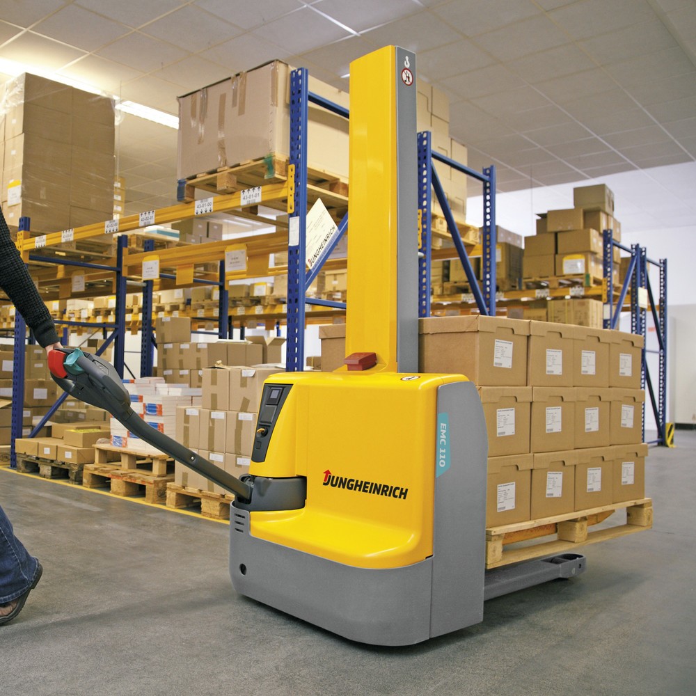 Carrello elettrico Jungheinrich EMC 110, comfort su rampa
