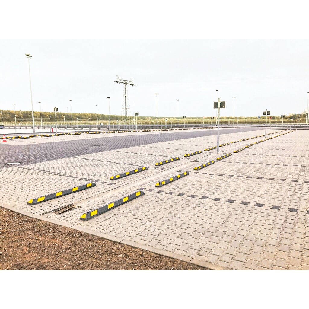 Fermaruote MORAVIA Park-AID®, nero con strisce riflettenti gialle, larghezza 900 mm Immagine del prodotto n. 6: Fermaruote MORAVIA Park-AID®, nero con strisce riflettenti gialle, larghezza 900 mm