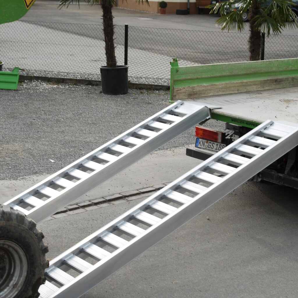 Guide di carico con pioli, con bordo, portata 1.660 kg/paio, lunghezza 2.340 mm Immagine del prodotto n. 1: Guide di carico con pioli, con bordo, portata 1.660 kg/paio, lunghezza 2.340 mm