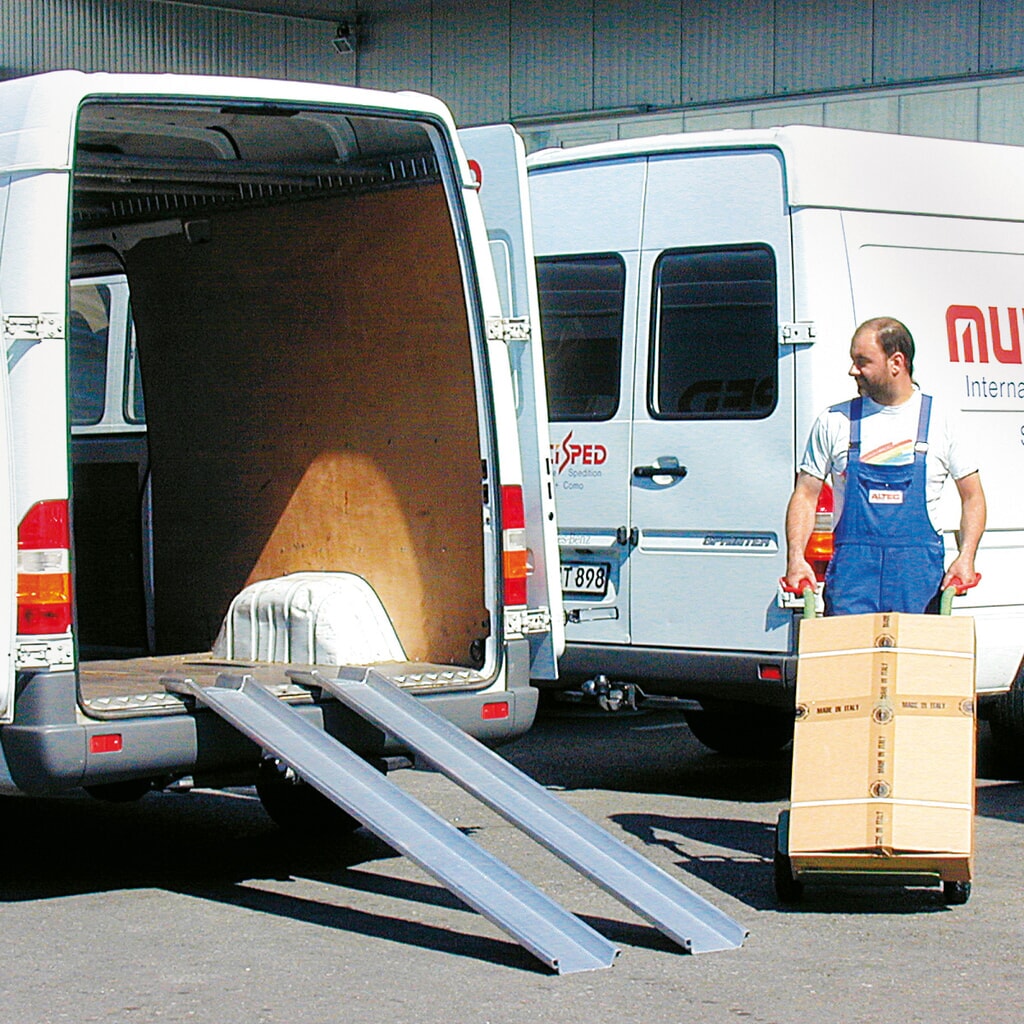 Guide di carico in alluminio Universal, con bordo di protezione, portata 600 kg/coppia, LxL 150 x 1.500 mm Immagine del prodotto: Guide di carico in alluminio Universal, con bordo di protezione, portata 600 kg/coppia, LxL 150 x 1.500 mm