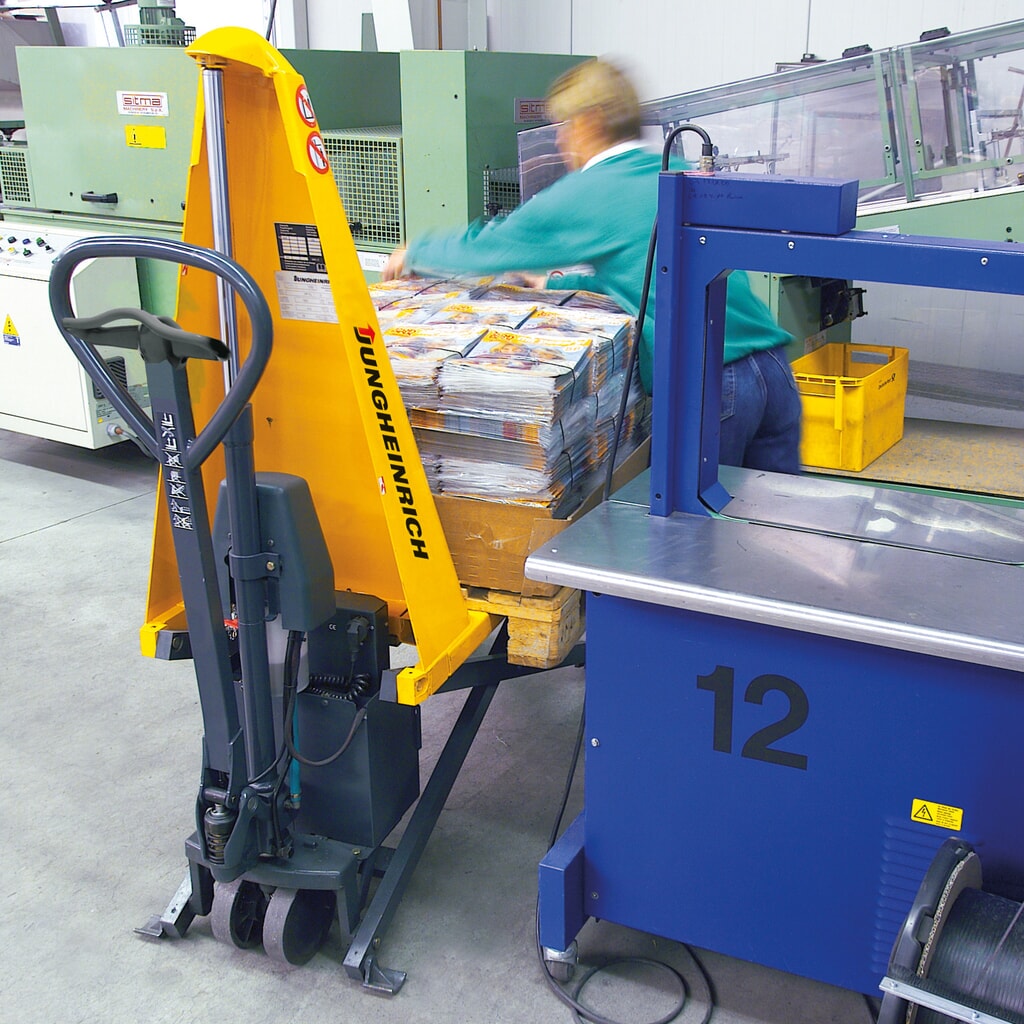 Transpallet a pantografo Jungheinrich AMX 10e, portata 1.000 kg, lunghezza forche 1.150 mm, nylon Immagine del prodotto n. 5: Transpallet a pantografo Jungheinrich AMX 10e, portata 1.000 kg, lunghezza forche 1.150 mm, nylon