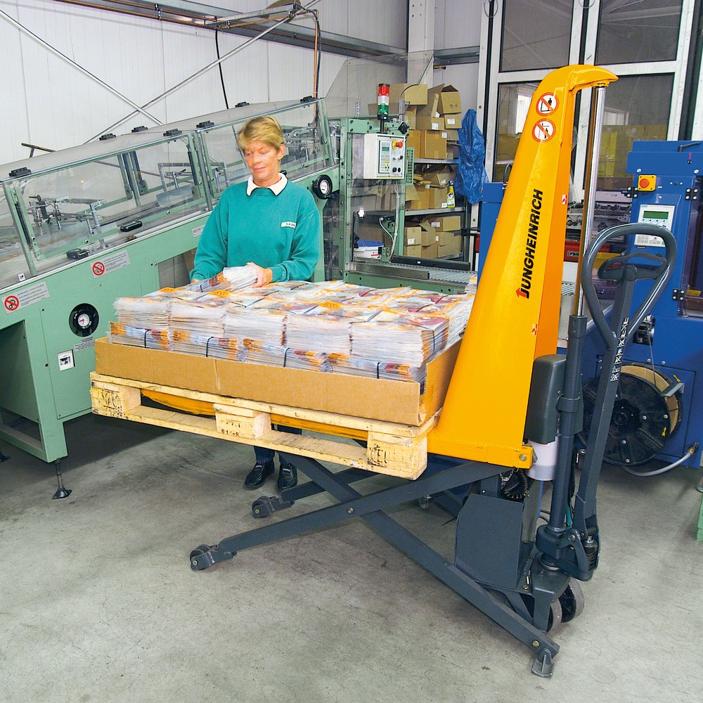 Immagine del prodotto n. 3: Transpallet a pantografo AMX 10e, elettroidraulico, portata 1.000 kg, larghezza speciale piastra portaforche 680 mm,, lunghezza forche 1.150 mm, poliuretano
