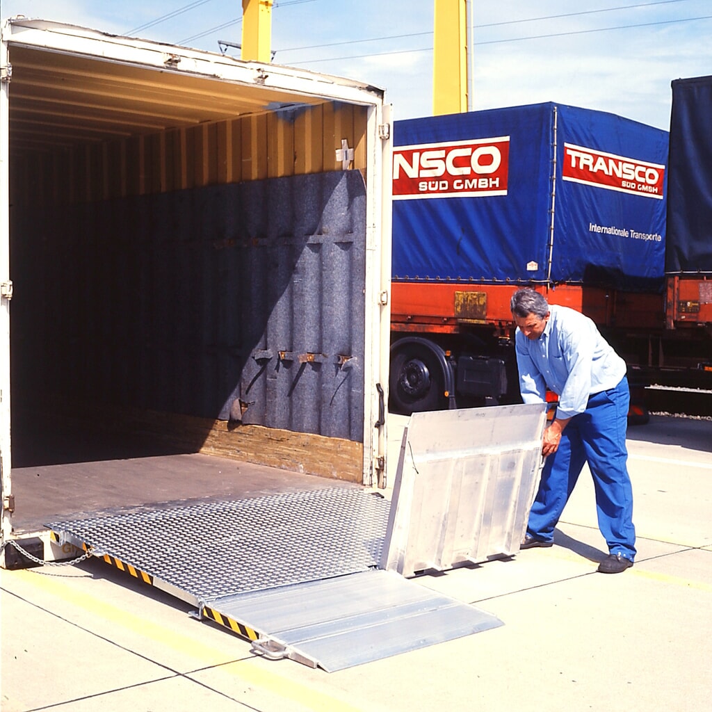 Immagine del prodotto: Rampa di carico per contenitore, pieghevole, portata 7.300 kg, LxL 2.000 x 2.070 mm