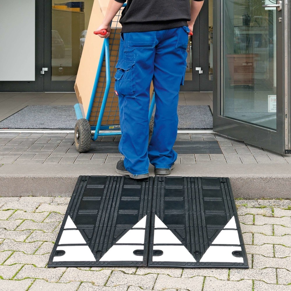 Immagine del prodotto n. 3: Rampa per cordolo MORAVIA in caucciù vulcanizzato, LxAxP 450 x 75 x 1.000 mm, nero-bianco, incl. materiale di fissaggio