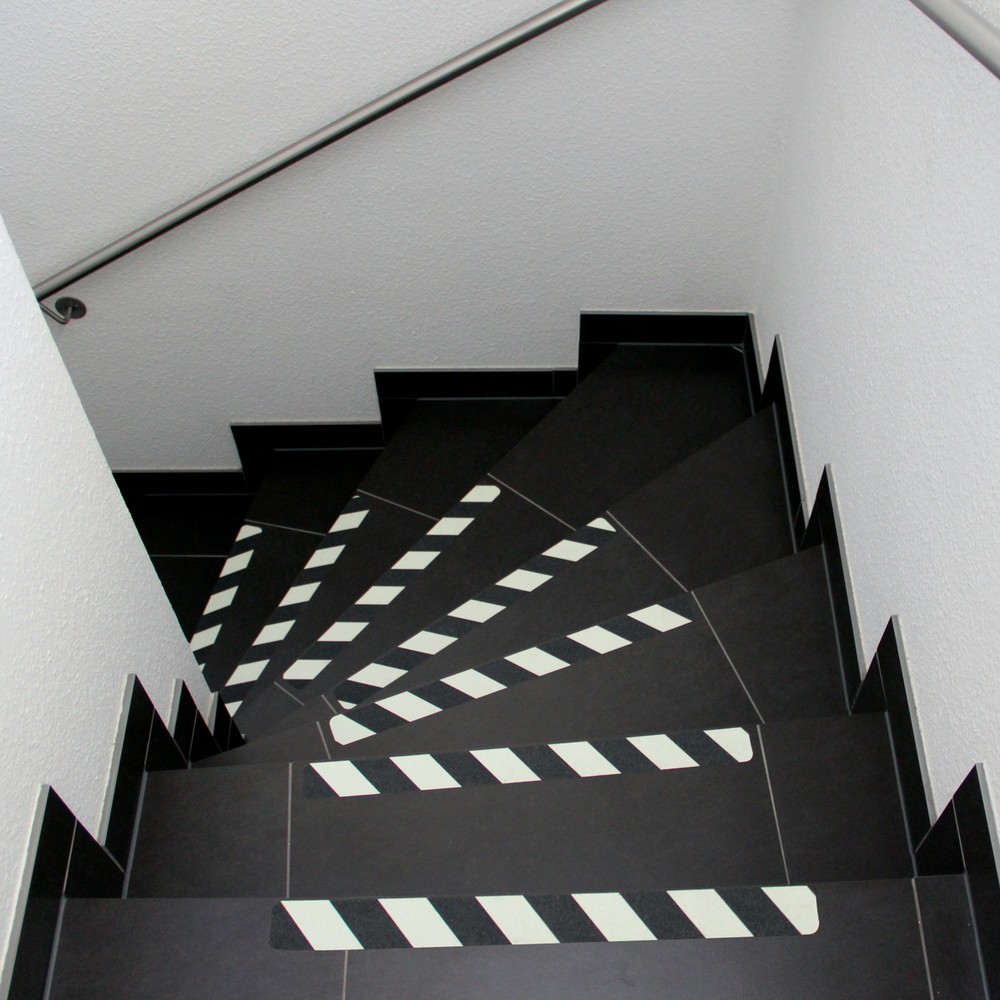 Immagine del prodotto n. 2: Rivestimento antiscivolo m2™ fotoluminescente nero, rullo, LxL 6 m x 25 mm