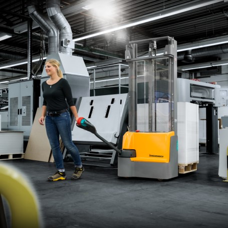 Carrello elevatore elettrico Jungheinrich EJC con timone