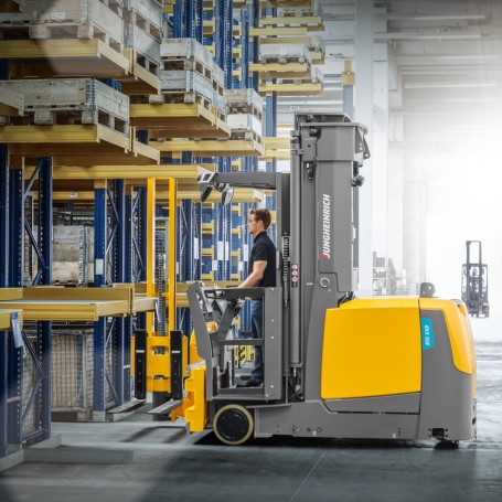 Carrello elevatore per scaffali alti a tre lati Jungheinrich EKX