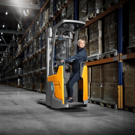 Carrello elevatore elettrico Jungheinrich ERC con timone e piattaforma di guida