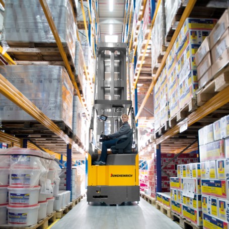 Carrello elevatore elettrico trilaterale Jungheinrich ETX con sedile trasversale