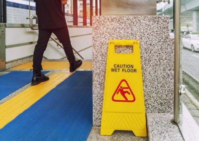 Come scegliere i pavimenti antiscivolo adatti per la tua azienda