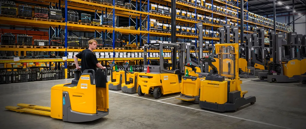 Mehrere unterschiedliche Flurförderzeuge im Lager